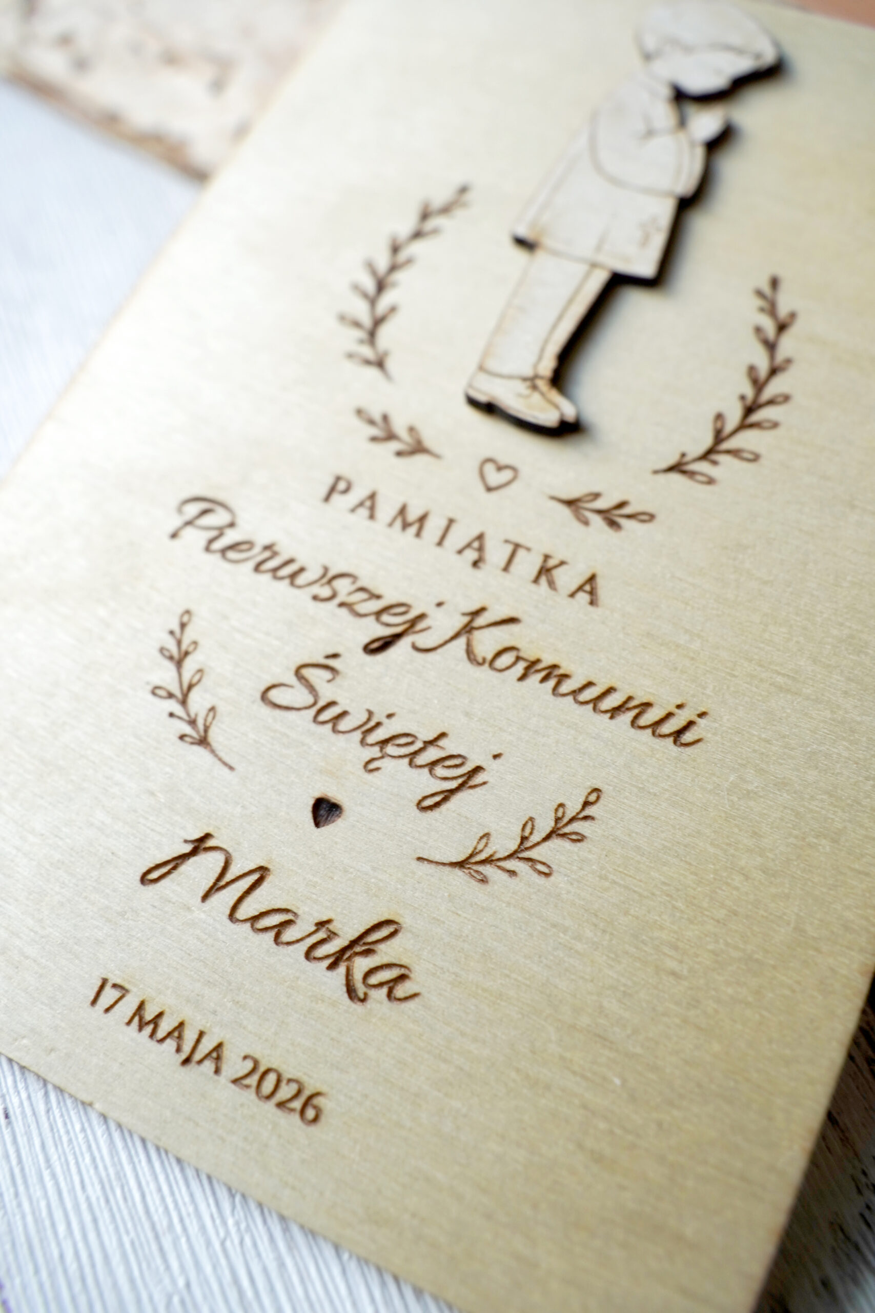 Drewniana kartka na Pierwszą Komunię Świętą – chłopiec | personalizowana - obrazek 3