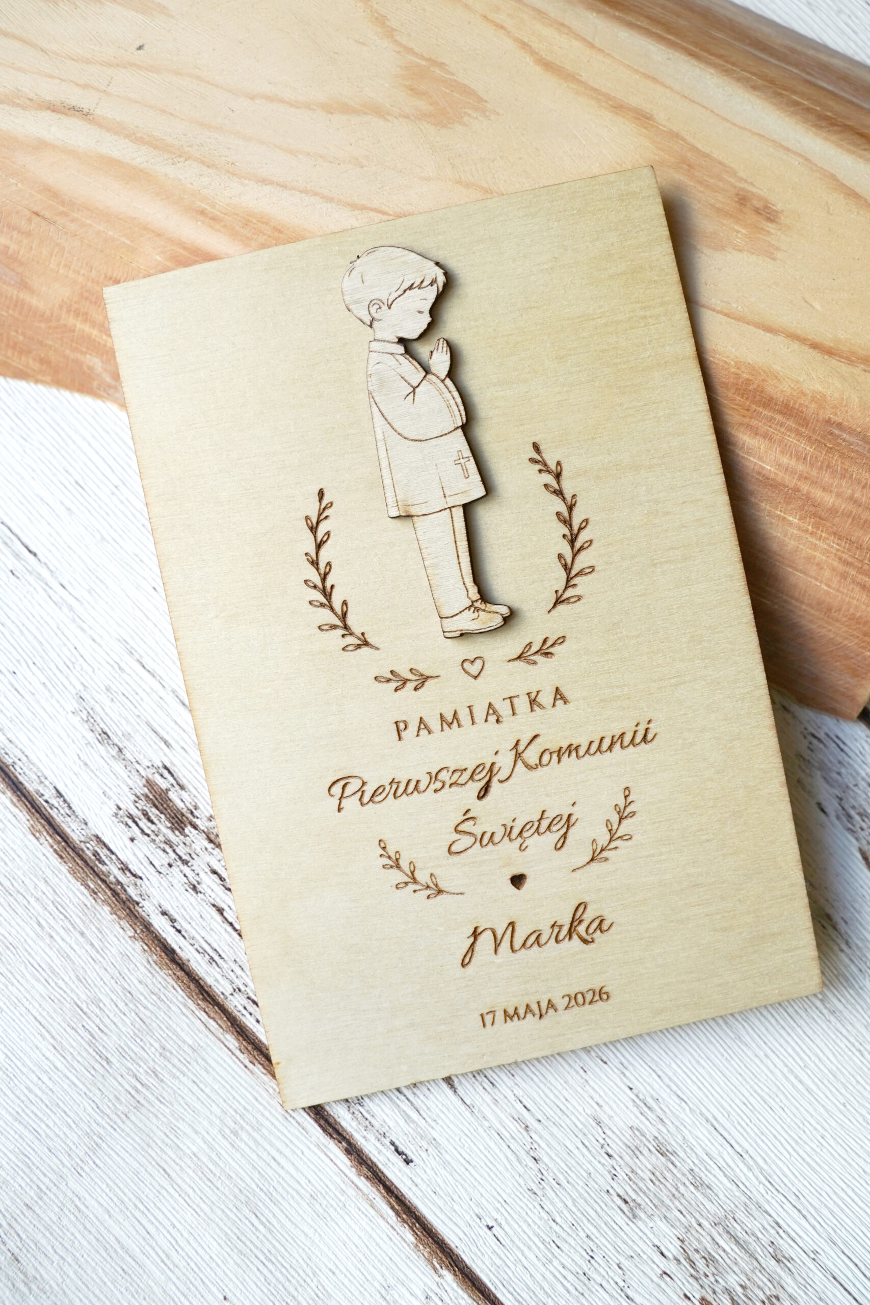 Drewniana kartka na Pierwszą Komunię Świętą – chłopiec | personalizowana - obrazek 2